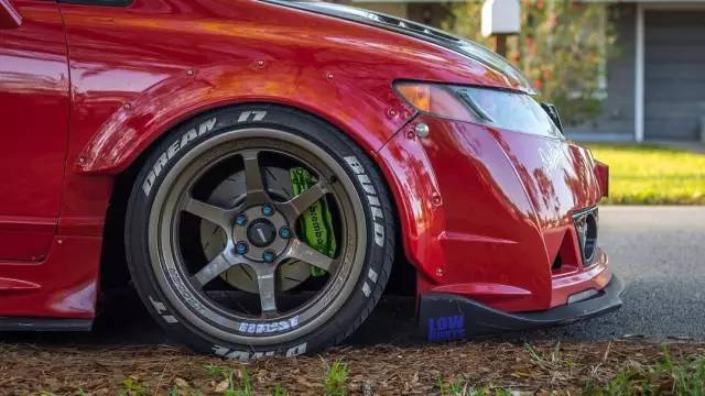 本田思域化身宽体街霸上路,钻石大灯随时闪瞎你的眼睛!