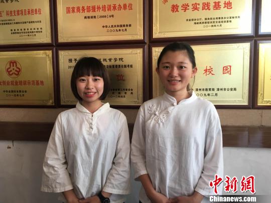 20岁出头的台湾南投鹿谷许芳瑜(左)和许芝凤(右)姐妹。她们就读的漳州科技学院是大陆首个经国务院教育部批准招收台湾学生、外国留学生的民办高校。 林春茵 摄