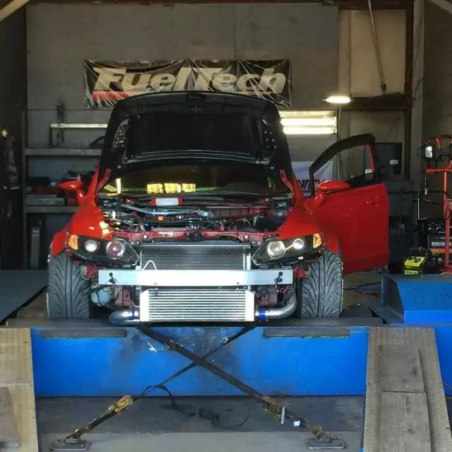 本田思域化身宽体街霸上路,钻石大灯随时闪瞎你的眼睛!