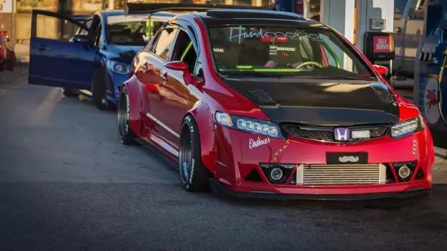 本田思域化身宽体街霸上路,钻石大灯随时闪瞎你的眼睛!