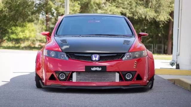 本田思域化身宽体街霸上路,钻石大灯随时闪瞎你的眼睛!