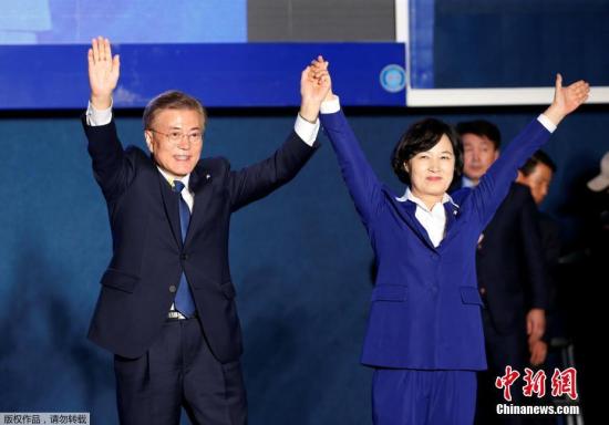 资料图：韩国总统文在寅（图左）。