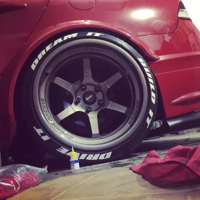 本田思域化身宽体街霸上路,钻石大灯随时闪瞎你的眼睛!