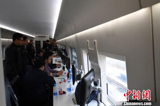 资料图。宝兰客专(兰州局管段)联调联试包括试验准备,单列逐级提速,重联动车组逐级提速,信号集成商测试,客服、防灾、远动、综合视频监控系统联调联试等项目。 杨艳敏 摄