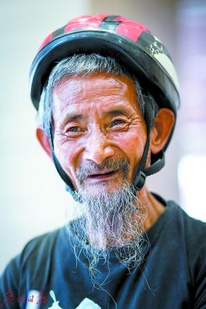 66岁老人从天津骑行到深圳 返程遇暴雨被大学生送上回家火车
