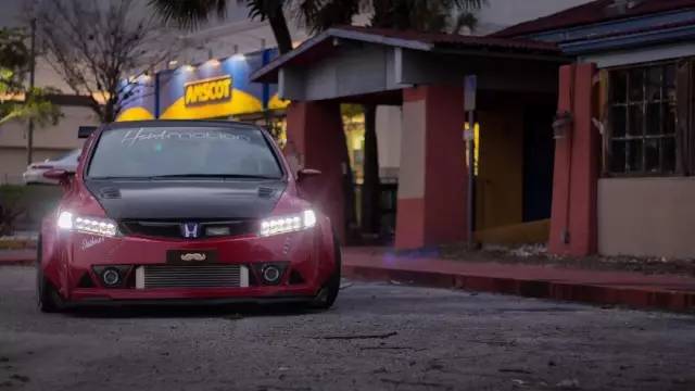 本田思域化身宽体街霸上路,钻石大灯随时闪瞎你的眼睛!