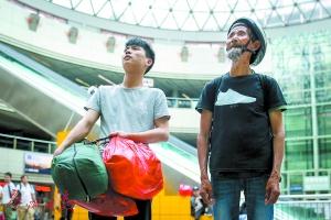 66岁老人从天津骑行到深圳 返程遇暴雨被大学生送上回家火车