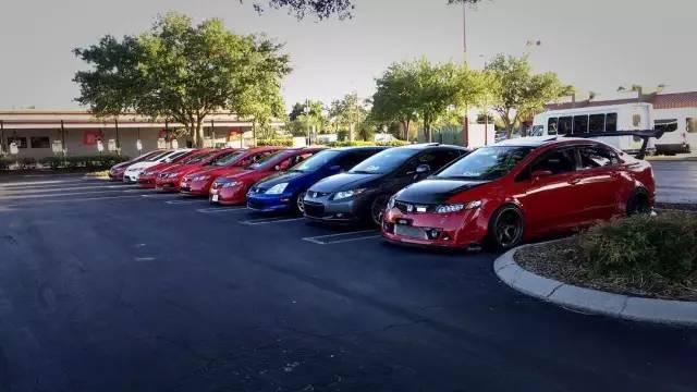 本田思域化身宽体街霸上路,钻石大灯随时闪瞎你的眼睛!