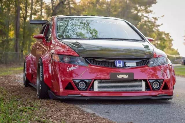 本田思域化身宽体街霸上路,钻石大灯随时闪瞎你的眼睛!