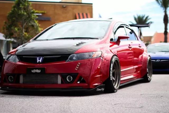 本田思域化身宽体街霸上路,钻石大灯随时闪瞎你的眼睛!