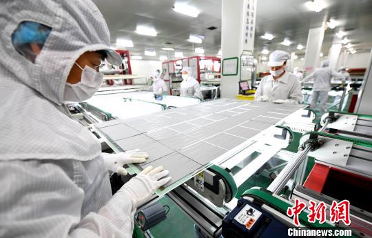 技术工人生产线上忙碌,一批出口的太阳能光伏组件即将运往深圳港。 赵春亮 摄