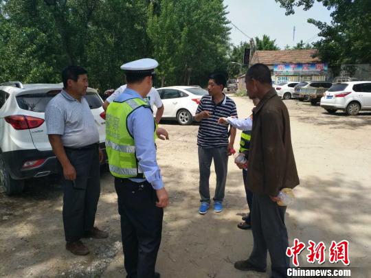 图为民警带着老人打听其家人和住址。 周国芮 摄
