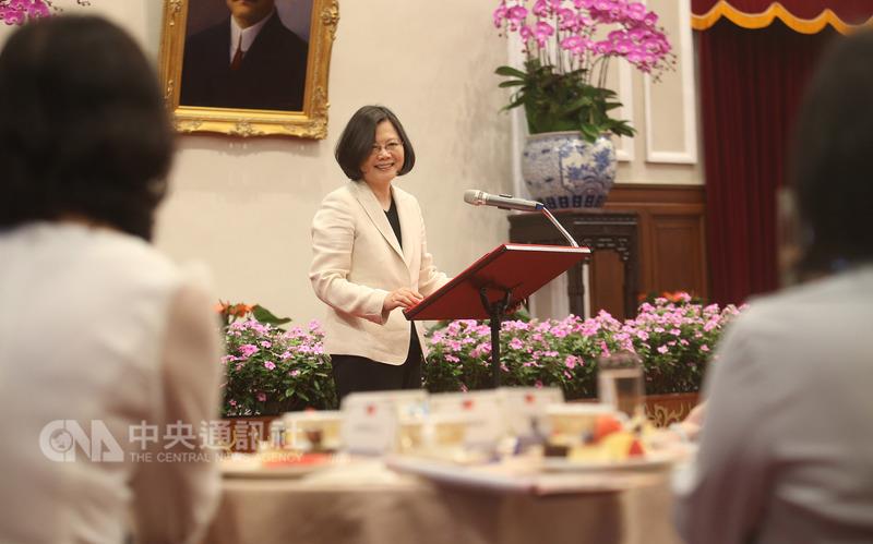 蔡英文接见第24届台湾十大杰出爱心妈妈慈晖奖获奖人员