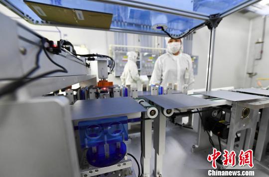 5月11日,江西省新余市渝水区一家太阳能科技公司的技术工人生产线上忙碌。 赵春亮 摄
