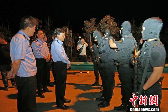 图为嫌疑犯被警方抓捕。大荔县公安局供图