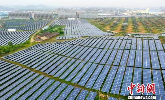5月11日,航拍位于新余市渝水区的江西瑞晶太阳能科技有限公司自建20兆瓦光伏电站。 赵春亮 摄