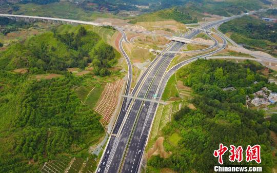 图为航拍花安(贵阳市花溪至安顺市)高速公路中红土枢纽,交错的路网宛如血管。 贺俊怡 摄