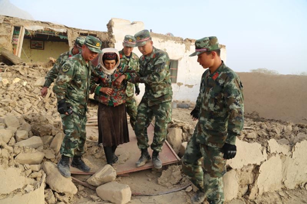 新疆塔什库尔干5.5级地震震中直击 边防官兵徒手刨土救人