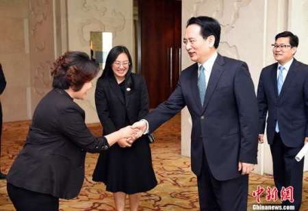 5月10日,国务院侨务办公室副主任谭天星(前右)在北京会见泰国留学中国大学校友总会代表团一行。 中新社记者 侯宇 摄