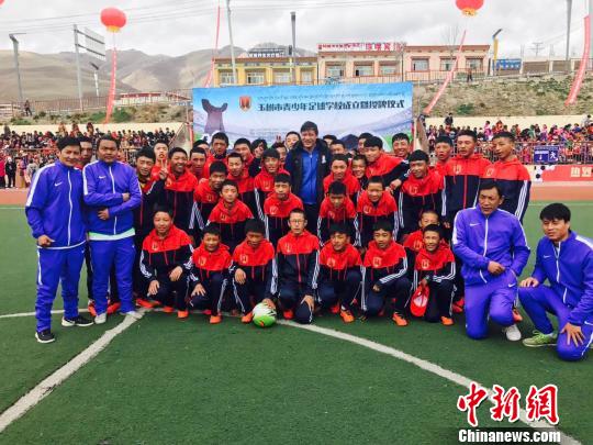 5月10日,玉树市青少年足球学校在该市第三完全小学授牌成立。图为授牌仪式现场。 钟欣 摄
