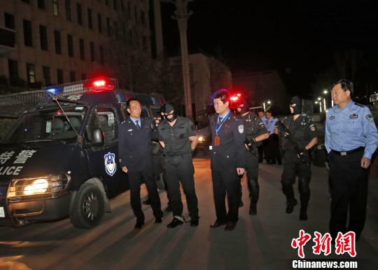 图为嫌疑犯被警方抓捕。大荔县公安局供图