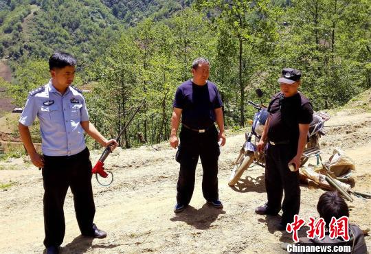 民警当场查获射钉枪1支、铅弾26枚、空爆弹17枚。 张志池 摄