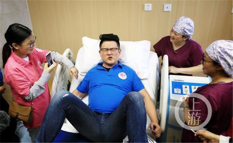 产痛持续体验10秒 戴着假肚子的爸爸们表情亮