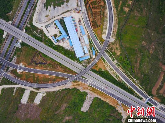图为航拍花安(贵阳市花溪至安顺市)高速公路终点小屯互通枢纽,纵横交错的路网宛如血管。 贺俊怡 摄