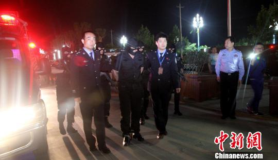 图为嫌疑犯被警方抓捕。大荔县公安局供图