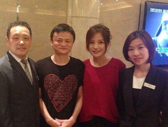 马云直言与赵薇关系淳朴然而一张合照却把她出卖了