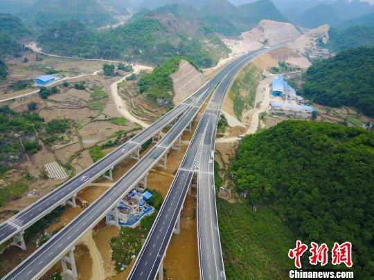 图为航拍花安(贵阳市花溪至安顺市)高速公路终点小屯互通枢纽,笔直道路宛如血管。 贺俊怡 摄