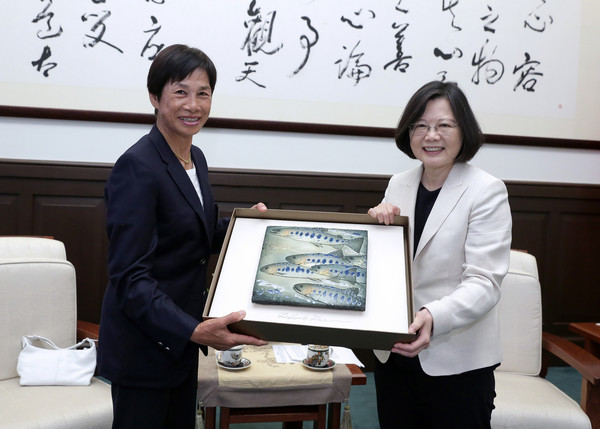  蔡英文接见高尔夫球名将涂阿玉。（图片来源：台湾“东森新闻云”）