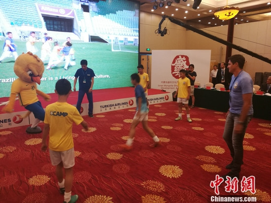 巴西前国脚:中国足球很有潜力 青少年代表未来