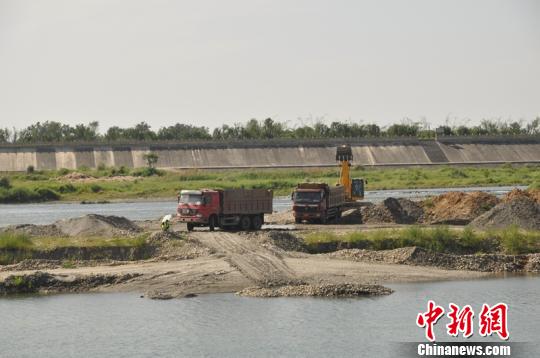 江口沉银遗址水下考古点正在引水流入。 温选鹏 摄