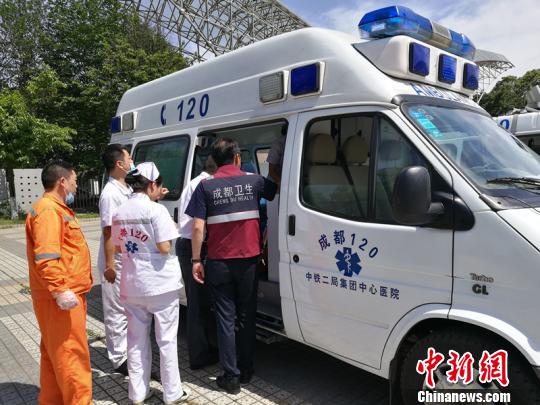 5月12日，汶川地震九周年，成都120举行紧急医疗救援演练。图为演练现场。　钟欣　摄