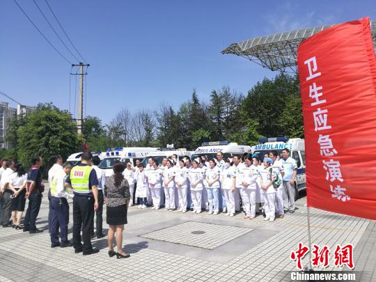 5月12日，汶川地震九周年，成都120举行紧急医疗救援演练。图为演练现场。　钟欣 摄
