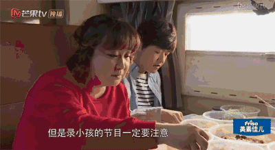 站着不如倒着,搞怪不如饺子,包文婧母女活脱一对行走的表情