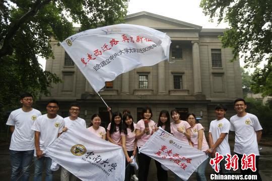 纪念民国中央大学抗战西迁80周年,东南大学学子重走西迁路。 泱波 摄