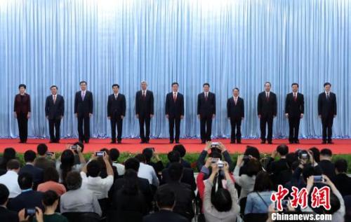 5月12日下午，中共上海市委十一届一次全会选举产生新一届上海市委领导机构：韩正当选上海市委书记；应勇、尹弘当选市委副书记；董云虎、廖国勋、吴靖平、周波、陈寅、翁祖亮、诸葛宇杰、施小琳当选市委常委。　汤彦俊 摄