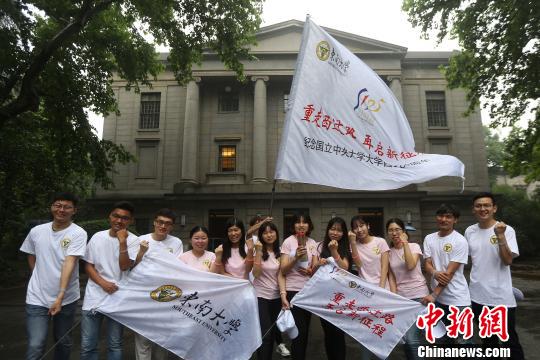 纪念民国中央大学抗战西迁80周年,东南大学学子重走西迁路。 泱波 摄