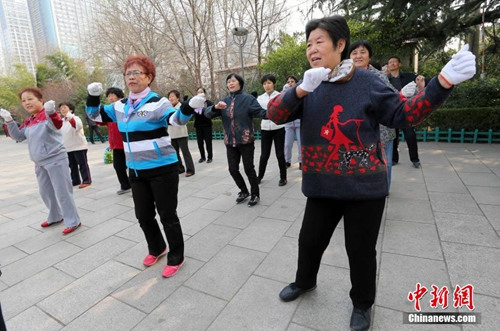 多省份鼓励有条件地区可自行提高基础养老金。(资料图)中新社发 张驰 摄