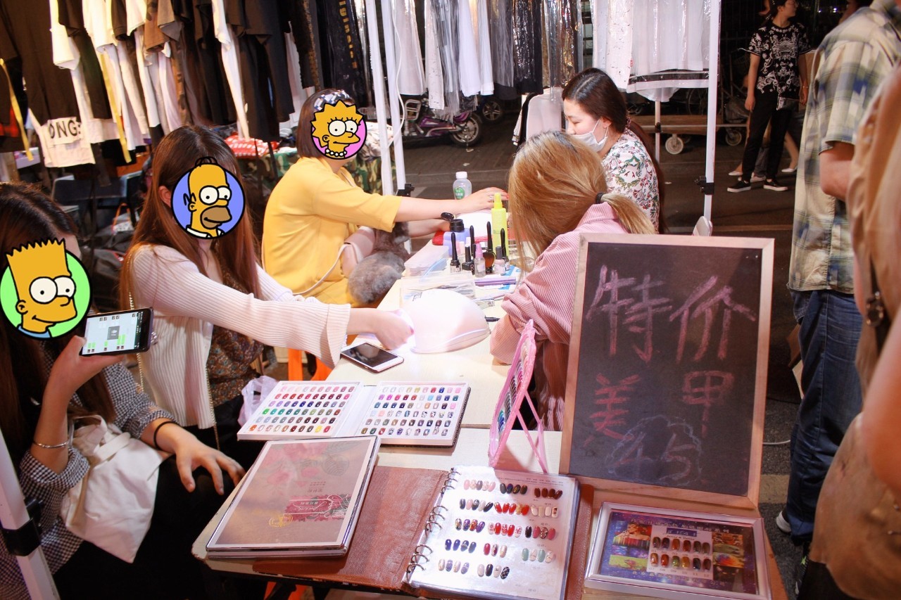 夜市另一大亮点,美甲,毕竟手是女人的第二张脸,做个美美的指甲