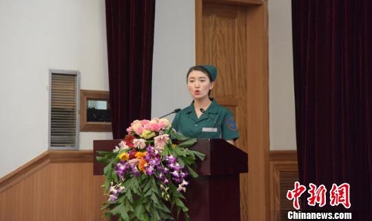 该校十余位优秀护理工作者现场“朗诵”讲述了自己的故事,用平凡的故事静静“诉说”着这份执着的“医者仁心”。 丁思 摄