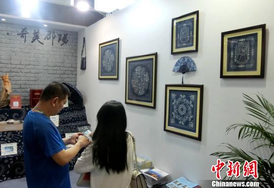 邵阳蓝印花布已在张家界、长沙等21个旅游景点开设了展示厅,并远销法国、意大利等地。 邓霞 摄