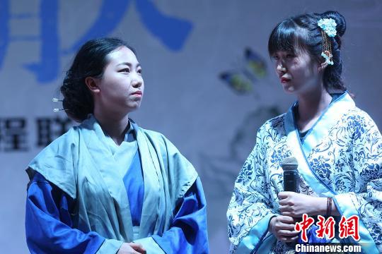 同学们自己选角色,自己编剧,自己导演,自己找服装配饰……自始至终,热情满满。 泱波 摄