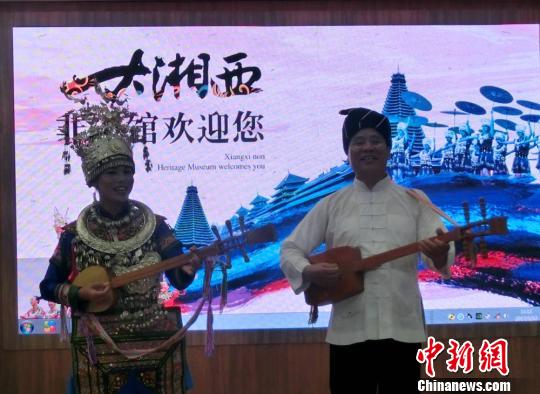大湘西非遗馆现场表演的少数民族文艺节目。 邓霞 摄