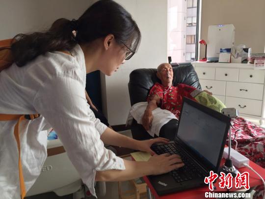 中国驻印尼大使馆上门为九旬卧床老人办理护照