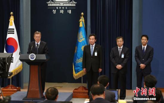 资料图：韩国总统文在寅（左一）5月10日下午在总统府青瓦台召开记者会，提名多位政府官员。中新社记者 钟欣 摄