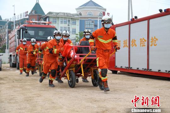 图为武警龙岩支队救援分队官兵在应急演练现场快速搬运救援装备。(龙岩武警供图) 张斌 摄