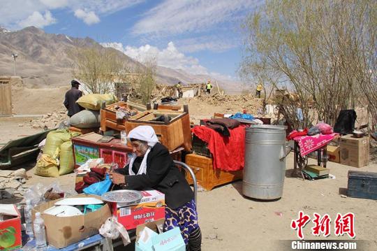 震中牧民转移物资。 王小军 摄